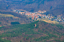 Vue aérienne de Village dans la forêt du Palatinat à le quartier Münchweiler in Münchweiler am Klingbach dans le département Rhénanie-Palatinat, Allemagne