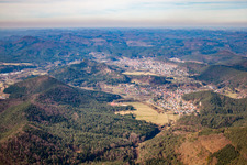Vue aérienne de Erfweiler et Dahn de l'est à Dahn dans le département Rhénanie-Palatinat, Allemagne