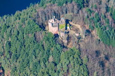 Vue aérienne de Ruines et vestiges des murs de l'ancien complexe du château et de la forteresse Ruines du château de Neudahn à Dahn dans le département Rhénanie-Palatinat, Allemagne