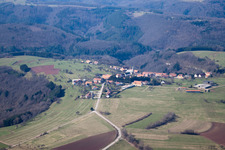 Vue aérienne de Champs agricoles et terres agricoles à Liederschiedt dans le département Moselle, France