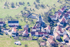 Vue aérienne de Bâtiment d'église au centre du village à Liederschiedt dans le département Moselle, France