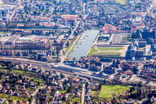Vue aérienne de Bâtiments et parc du château à douves Châteaux d'Oberhof à Saverne dans le département Bas Rhin, France