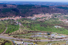 Vue aérienne de Aire de service d'autoroute sur le plan de circulation et les directions de l'A4 Aire de Service AVIA de Saverne-Eckartswiller à Eckartswiller dans le département Bas Rhin, France