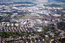 Vue aérienne de Zone industrielle de Niederwaldstraße près de la voie ferrée à Rastatt dans le département Bade-Wurtemberg, Allemagne
