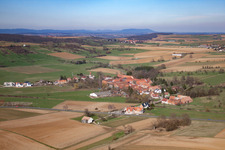 Vue aérienne de Champs agricoles et terres agricoles à Issenhausen dans le département Bas Rhin, France