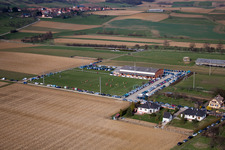Vue aérienne de Terrain de sport à Ringendorf dans le département Bas Rhin, France