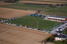 Vue aérienne de Terrain de sport à Ringendorf dans le département Bas Rhin, France