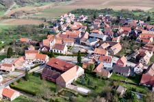 Vue aérienne de Eglise protestante luthérienne au centre du village à Ringendorf dans le département Bas Rhin, France