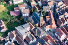 Vue aérienne de Centre-ville dans le quartier du centre-ville de Pfaffenhoffen à Val-de-Moder dans le département Bas Rhin, France