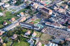 Vue aérienne de Bâtiment scolaire avec cour peinte à Pfaffenhoffen à Val-de-Moder dans le département Bas Rhin, France