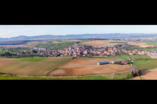Vue aérienne de Perspective panoramique des champs et des terres agricoles à Mietesheim dans le département Bas Rhin, France