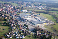 Vue aérienne de Vue du village avec le fabricant de poêles De Dietrich Thermique au premier plan à Mertzwiller dans le département Bas Rhin, France