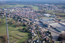 Vue aérienne de Vue du village avec le fabricant de poêles De Dietrich Thermique au premier plan à Mertzwiller dans le département Bas Rhin, France