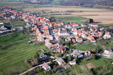 Vue aérienne de Champs agricoles et terres agricoles à Forstheim dans le département Bas Rhin, France