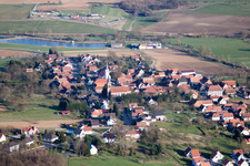 Kutzenhausen dans le département Bas Rhin, France du point de vue du drone