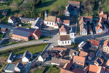 Vue aérienne de Bâtiment d'église au centre du village à Keffenach dans le département Bas Rhin, France