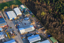 Vue aérienne de Zone industrielle de Gäxwald avec Feinwerk Precision and Measuring Technology GmbH & Co. KG, préparation automobile Outfit et atelier de réparation automobile Patrik Fichtenkamm à Herxheim bei Landau dans le département Rhénanie-Palatinat, Allemagne