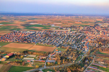 Vue aérienne de Vue de la ville depuis l'ouest à Herxheim bei Landau dans le département Rhénanie-Palatinat, Allemagne