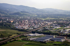 Vue aérienne de Zone industrielle avec Schäffler Automotive à Bühl dans le département Bade-Wurtemberg, Allemagne