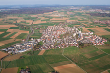 Vue aérienne de Vue des rues et des maisons dans les quartiers résidentiels à le quartier Hirschlanden in Ditzingen dans le département Bade-Wurtemberg, Allemagne
