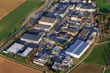 Vue aérienne de Parc industriel Max-Eyth-Straße avec Hafner Spedition GmbH, l'école de conduite Kraft & Schlatterer GmbH et Ernst Engelmann Galvanik GmbH & Co. KG à le quartier Hirschlanden in Ditzingen dans le département Bade-Wurtemberg, Allemagne