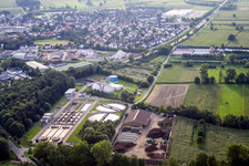 Vue aérienne de Bassins de traitement des eaux usées à le quartier Vimbuch in Bühl dans le département Bade-Wurtemberg, Allemagne