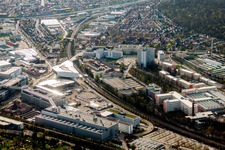 Vue aérienne de Monument industriel des installations techniques désaffectées et du musée Porsche à Zuffenhausen à le quartier Zuffenhausen in Stuttgart dans le département Bade-Wurtemberg, Allemagne
