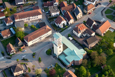 Vue aérienne de Église au toit bleu au centre du village à Offendorf dans le département Bas Rhin, France