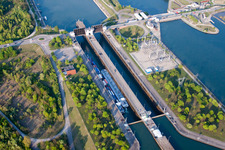 Vue aérienne de Écluses sur les rives de la voie navigable du Rhin près de Gambsheim en Alsace, à la frontière entre l'Allemagne et la France à Gambsheim dans le département Bas Rhin, France