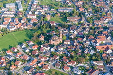 Vue aérienne de Bâtiment d'église au centre du village à le quartier Rheinbischofsheim in Rheinau dans le département Bade-Wurtemberg, Allemagne