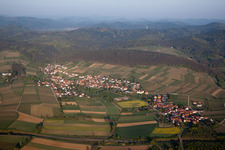 Vue d'oiseau de Quartier Pleisweiler in Pleisweiler-Oberhofen dans le département Rhénanie-Palatinat, Allemagne