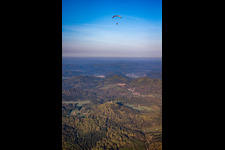 Vue aérienne de Parapente au-dessus de Lindelbrunn à Vorderweidenthal dans le département Rhénanie-Palatinat, Allemagne