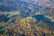 Ruines du château de Lindelbrunn à Vorderweidenthal dans le département Rhénanie-Palatinat, Allemagne depuis l'avion