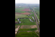 Vue aérienne de Boucle courbe des berges le long de la rivière La Chiers à Carignan dans le département Ardennes, France
