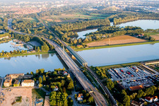 Vue oblique de Ouvrages de ponts fluviaux sur la route fédérale 10 et le chemin de fer régional sur le Rhin entre Karlsruhe Maxau et Wörth am Rhein à le quartier Maximiliansau in Wörth am Rhein dans le département Rhénanie-Palatinat, Allemagne