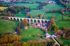 Vue aérienne de Viaduc de la structure du pont ferroviaire pour le tracé des voies ferrées sur la rivière Le Ton à Origny-en-Thiérache dans le département Aisne, France