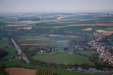 Vue aérienne de Canal de la Sambre à l'Oise à Vadencourt dans le département Aisne, France