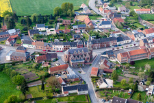 Vue aérienne de Église paroissiale de Seboncourt à Seboncourt dans le département Aisne, France
