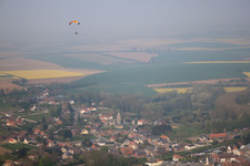 Vue aérienne de Plus la brume s'étend vers le nord-ouest : Vendhuile à Vendhuile dans le département Aisne, France
