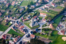 Vue aérienne de Église de Vendhuile à Vendhuile dans le département Aisne, France