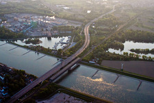 Vue aérienne de Tracé et voies le long du pont autoroutier - Pont sur le Rhin du BAB A10 à le quartier Maximiliansau in Wörth am Rhein dans le département Rhénanie-Palatinat, Allemagne