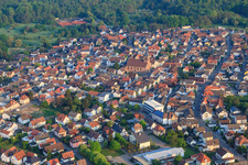 Vue aérienne de Église catholique « Saint-Michel » à Ötigheim dans le département Bade-Wurtemberg, Allemagne