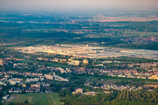 Vue aérienne de Daimler du nord-est à le quartier Rheinau in Rastatt dans le département Bade-Wurtemberg, Allemagne