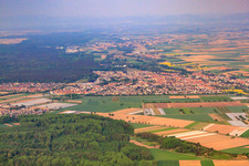 Vue aérienne de Vue de la ville depuis l'est à Rülzheim dans le département Rhénanie-Palatinat, Allemagne