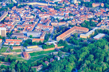 Vue aérienne de Parc municipal Fronte Lamotte avec le bâtiment de la porte de Weissenburg, le bâtiment de défense des tranchées et l'ancien hôpital militaire de Paradeplatz à Germersheim dans le département Rhénanie-Palatinat, Allemagne