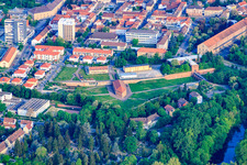 Vue aérienne de Parc municipal Fronte Lamotte avec le bâtiment de la porte de Weissenburg, le bâtiment de défense des tranchées et l'ancien hôpital militaire de Paradeplatz à Germersheim dans le département Rhénanie-Palatinat, Allemagne