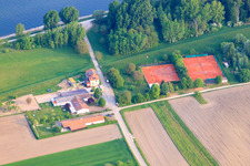 Vue aérienne de Courts de tennis au bord du Rhin au TennisClub Rheinsheim et aux clubhouses du WSC Rheintreue, Rheinsheim et du KVB Rheinsheim à le quartier Rheinsheim in Philippsburg dans le département Bade-Wurtemberg, Allemagne