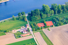 Vue aérienne de Courts de tennis au bord du Rhin au TennisClub Rheinsheim et aux clubhouses du WSC Rheintreue, Rheinsheim et du KVB Rheinsheim à le quartier Rheinsheim in Philippsburg dans le département Bade-Wurtemberg, Allemagne