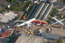 Exposition extérieure d'avions et de navires au Musée de la Technologie Speyer à Speyer dans le département Rhénanie-Palatinat, Allemagne d'en haut