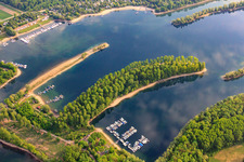 Vue aérienne de Quai à bateaux du Sailing Club Speyer eV et du Yacht Club Otterstadt à Angelwald - installation portuaire et club-house à Angelhofer Althrein à Speyer dans le département Rhénanie-Palatinat, Allemagne